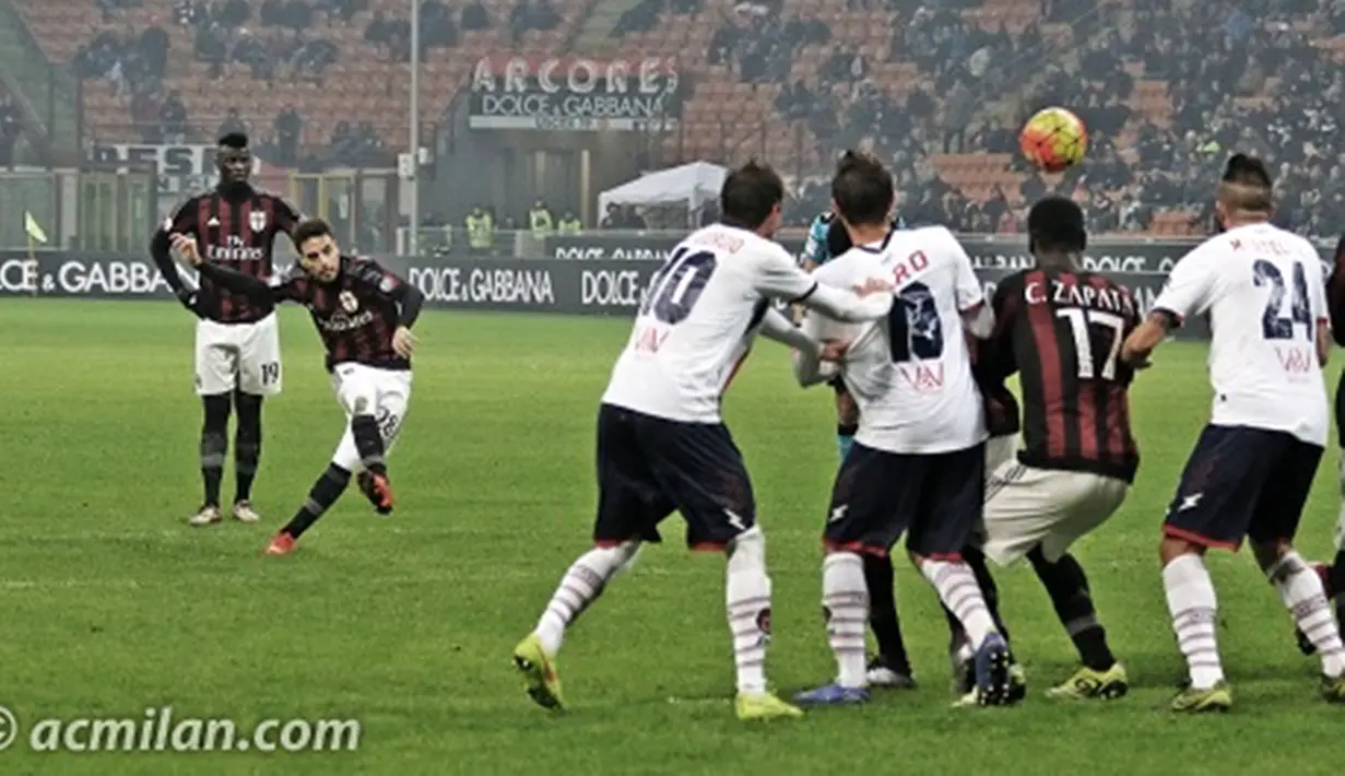 Pemain AC Milan, Giacomo Bonaventura melakukan tendangan bebas yang berbuah gol pada laga Piala Italia di Stadion San Siro, Rabu (2/12/2015) dini hari WIB. AC Milan menang 3-1. (Photo/Acmilan.com)