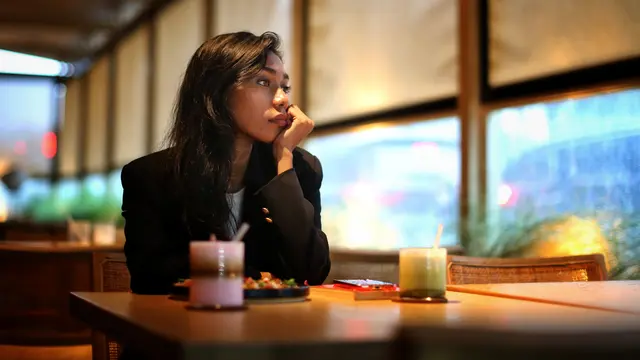 Ilustrasi Wanita Merenung