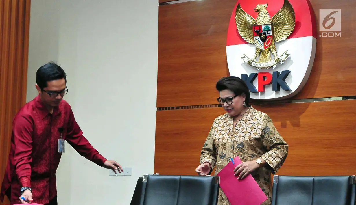 Wakil Ketua KPK Basaria Panjaitan (kanan) dan juru bicara Febri Diansyah jelang konfrensi pers OTT tersangka penerimaan suap Dirjen Perhubungan Laut (Hubla) A Tonny Budiono dan Adiputra Kurniawan di Gedung KPK, Kamis (24/08). (Liputan6.com/Helmi Afandi)