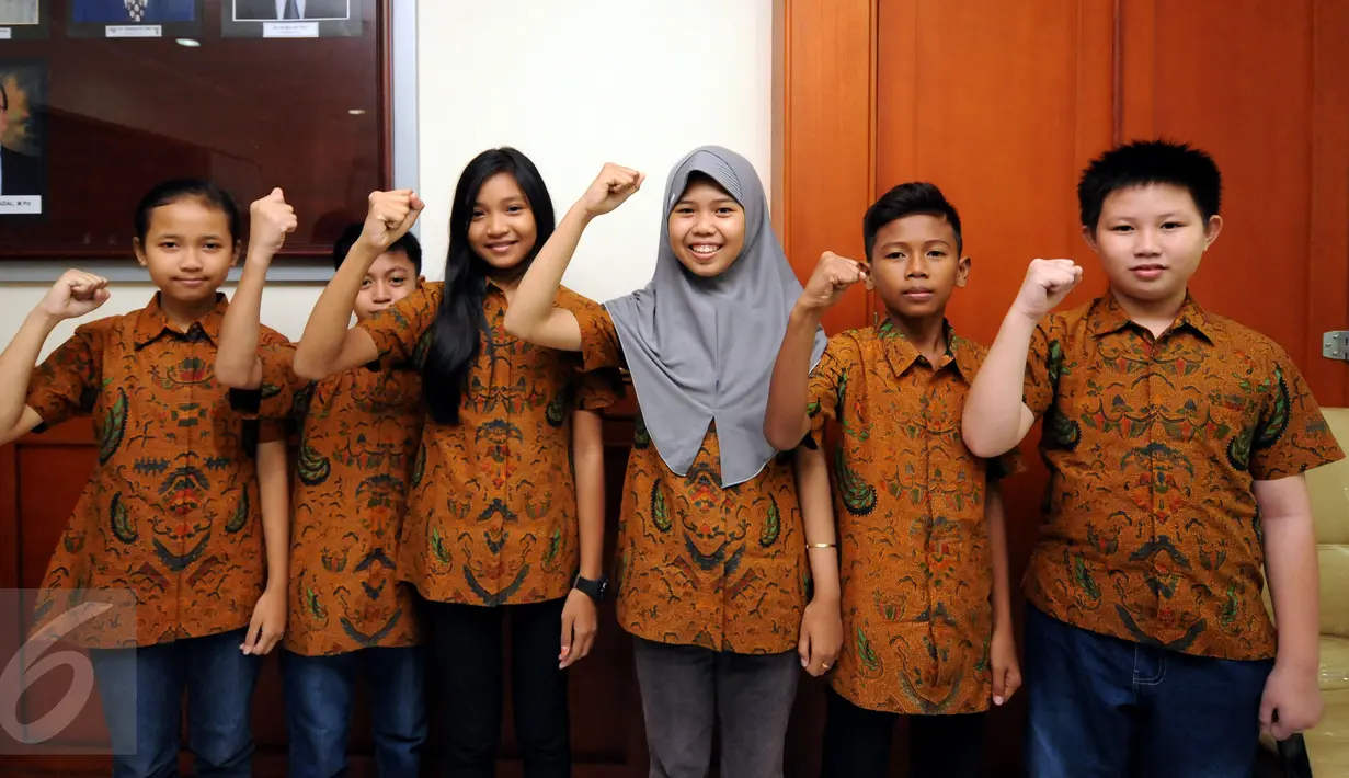Tim catur tingkat SD Indonesia berpose usai diterima Direktur Pembinaan SD, Wowon Widaryat di Kemendikbud Jakarta, Kamis (31/3/2016). Dirjen Dikdasmen Kemendikbud mengirim 6 siswa ke Asian Youth Chess Championships 2016. (Liputan6.com/Helmi Fithriansyah)