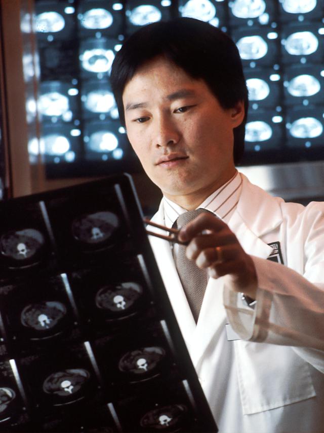 Ilustrasi dokter menangani gegar otak