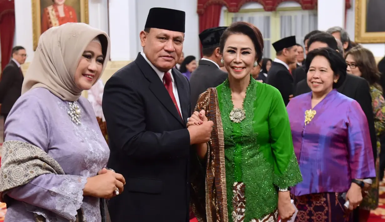 Ketua KPK periode 2019-2023 Firli Bahuri (tengah) bersalaman dengan Ketua Pansel KPK Yenti Ganarsih usai pelantikan di Istana Negara, Jakarta, Jumat (20/12/2019). Upacara pelantikan lima pimpinan KPK periode 2019-2023 dipimpin langsung Presiden Joko Widodo. (Foto: Biro Pers Setpres)