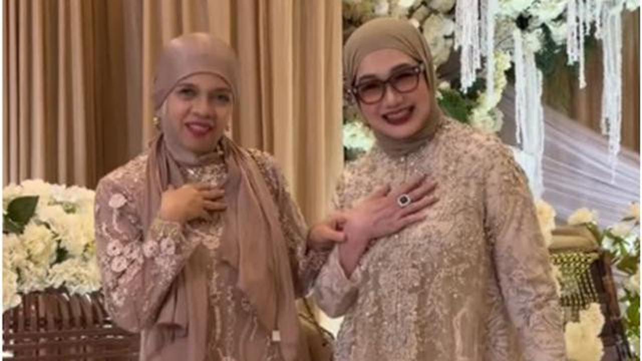 6 Potret Gamis Brokat Reza Artamevia dan Geni Faruk di Tedak Siten Anak Aaliyah Massaid