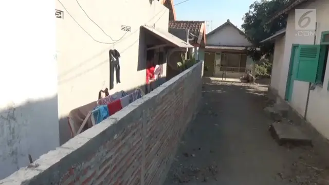 Sebuah rumah milik Siti Kotijah di Jombang menjadi terisolasi setelah halaman depan rumahnya ditutup tembok oleh tetangganya sendiri.