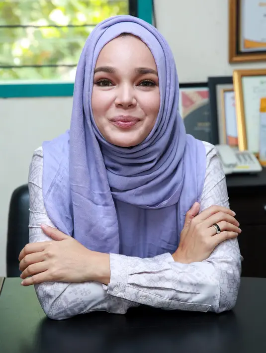 ‘Fisha adalah seorang perempuan yang mempertahankan cinta hingga akhir hayatnya. Pesannya sangat pas sekali, di mana hidup pasti ada ujian yang tanpa ujian tersebut kita enggak tahu akan bagaimana kedepannya,’ jelas Dewi. (Deki Prayoga/Bintang.com)