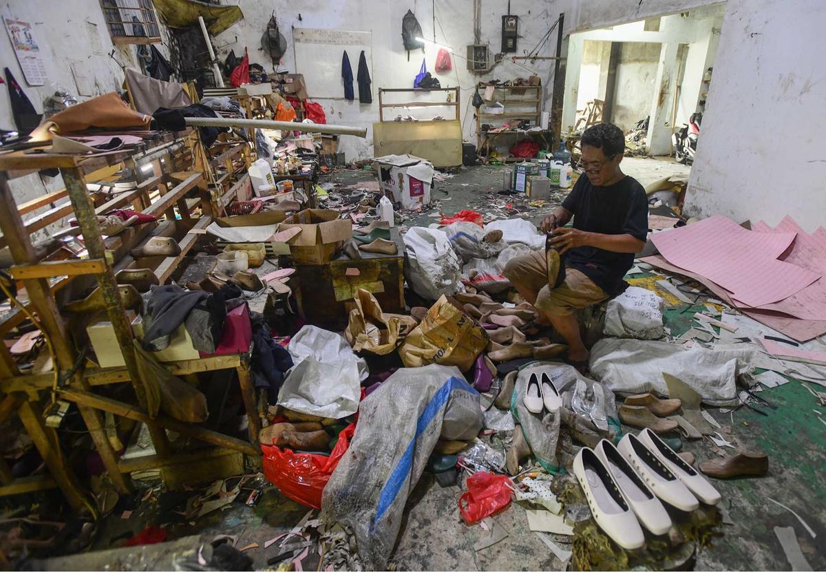 FOTO: Permintaan Lesu, Industri Rumahan Sepatu Terpukul, Omzet Anjlok 70 Persen
