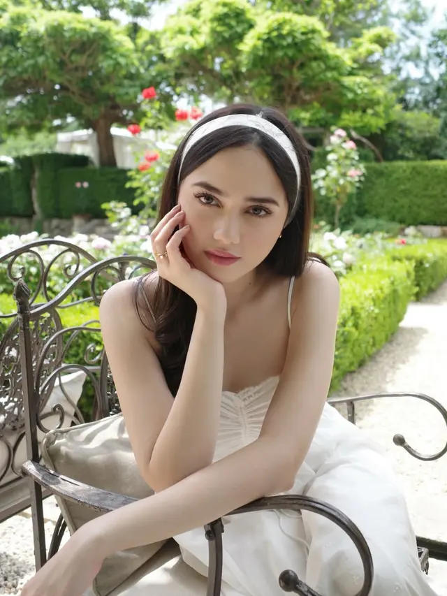Makeup Syifa Hadju Honeymoon di Eropa. [@syifahadju]