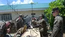 Marinir AS menyiapkan alat komunikasi selama simulasi latihan bencana saat latihan militer gabungan Filipina-AS di kota Casiguran, provinsi Aurora (15/5). Latihan militer tahunan ini dimulai dari tanggal 8 Mei. (AFP Photo/Ted Aljibe)