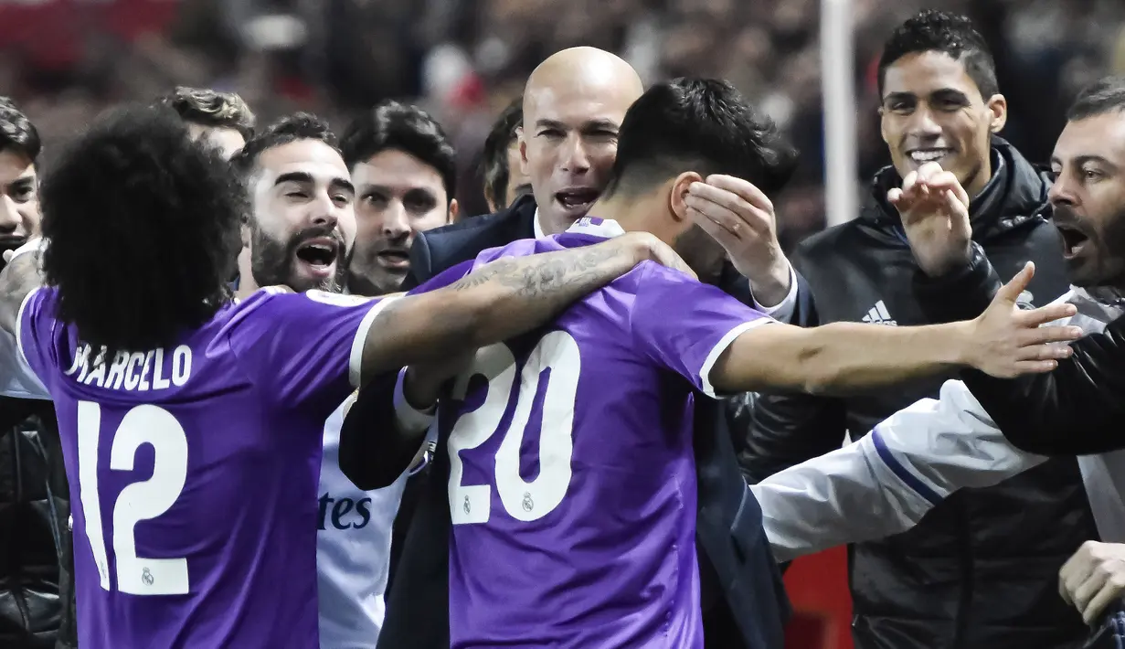 Ekspresi para pemain dan official Real Madrid merayakan gol Marcos Asensio saat melawan Sevilla pada laga Copa Del Rey di Ramon Sanchez Pizjuan stadium, Seville (12/1/2017). real Madird bermain imbang 3-3. (EPA/Raul Caro)