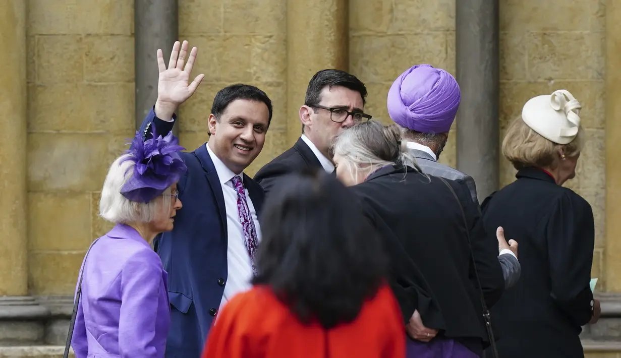 Pemimpin Partai Buruh Skotlandia Anas Sarwar melambai saat tiba menjelang upacara penobatan Raja Charles III di Westminster Abbey, London, Sabtu (6/5/2023). (Jane Barlow/Pool Photo via AP)