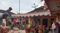 Sejumlah personel Kopassus bantu korban gempa di Kabupaten Bogor dan Lebak, Banten. (Penerangan Kopassus)