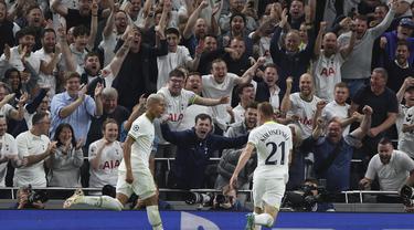 Penyerang Tottenham, Richarlison (kiri) berselebrasi usai mencetak gol ke gawang Marseille pada pertandingan Grup D Liga Champions di stadion Tottenham Hotspur, di London, Inggris, Kamis (8/9/2022). Richarlison mencetak dua gol dan mengantar Tottenham menang atas Marseille 2-0. (AP Photo/Ian Walton)