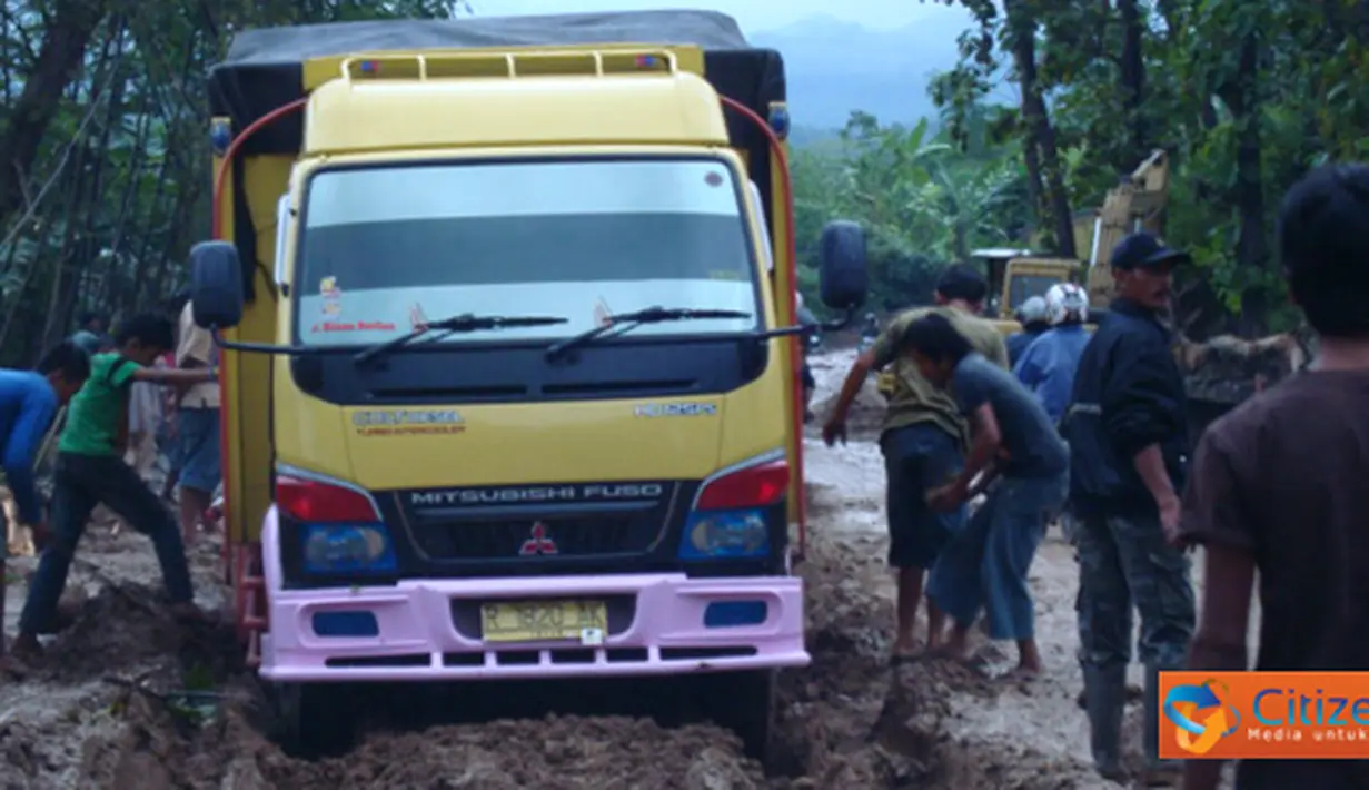 Citizen6, Siregol: Para penduduk sedang menolong sebuah truk yang terjebak di lumpur.