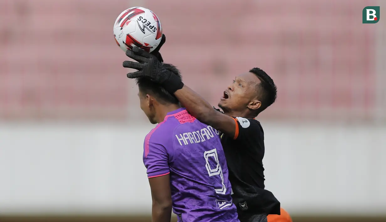 Kiper Persiraja Banda Aceh, Fakrurrazi (kanan), mengamankan bola serangan pemain Persita Tangerang, A. Nur Hardianto. (Bola.com/Arief Bagus)