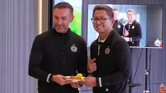 Presiden Persija, Mohamad Prapanca memberikan tumpeng kepada pelatih Thomas Doll saat merayakan Hari Ulang Tahun Persija Jakarta ke-95 di Cinepolis Senayan Park, Jakarta, Selasa (28/11/2023). (Bola.com/Adine)