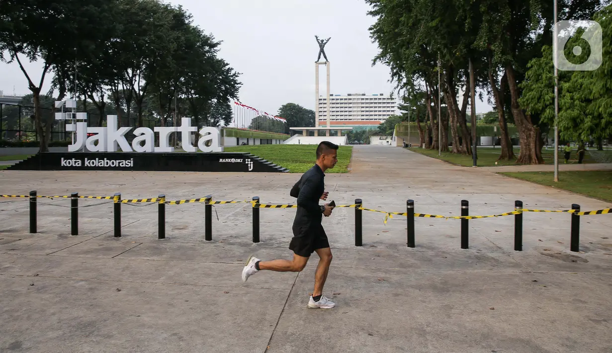 Warga berolahraga di kawasan Lapangan Banteng, Jakarta, Kamis (19/8/2021). Pemerintah Provinsi DKI Jakarta mengizinkan warga berolahraga di ruang terbuka selama perpanjangan PPKM Level 4 hingga 23 Agustus 2021. (Liputan6.com/Faizal Fanani)