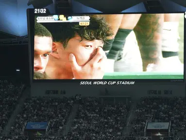 Pemain Tottenham Hotspur, Son Heung-min tampak tak mampu membendung air matanya dilihat dari layar stadion dalam laga persahabatan pramusim melawan Newcastle di Seoul World Cup Stadium, Seoul, Korea Selatan, Minggu (03/08/2025) waktu setempat. (AP Photo/Ahn Young-joon)