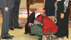 Orang tua Siti Aisyah bersujud kepada anaknya setelah kembali ke Indonesia di Kemenlu, Jakarta, Senin (11/3). Siti Aisyah diserahkan kepada keluarga setelah Jaksa Agung Malaysia mencabut dakwaan dugaan pembunuhan. (Liputan6.com/Johan Tallo)