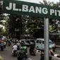 Pengendara melintas di Jalan Bang Pitung nama jalan baru yang mengganti Jalan Raya Kebayoran Lama di kawasan Rawa Belong, Jakarta, Senin (27/6/2022). Gubernur DKI Jakarta Anies Baswedan baru saja mengganti 22 nama jalan di Jakarta, salah satunya Jalan Raya Kebayoran Lama. (Liputan6.com/Johan Tallo)