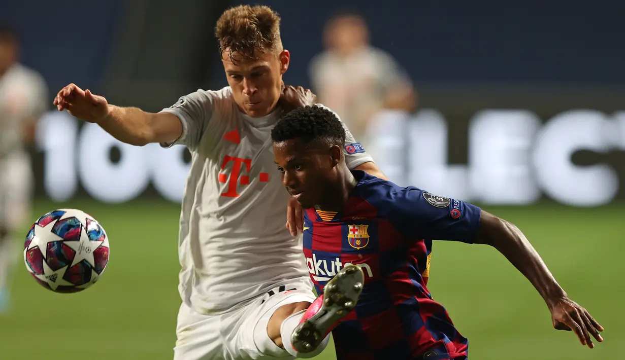 Gelandang Bayern Munchen, Joshua Kimmich, berebut bola dengan penyerang Barcelona, Ansu Fati, pada pada perempat final Liga Champions 2019/2020 di Estadio Da Luz, Sabtu (15/8/2020) dini hari WIB. Bayern Munchen menang telak 8-2 atas Barcelona. (AFP/Rafael Marchante/pool)