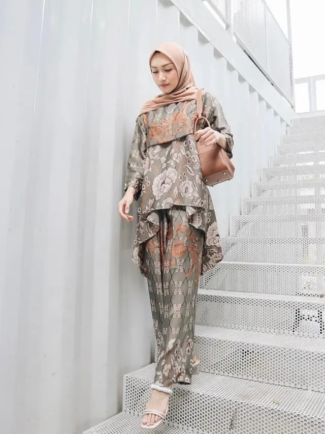 8 Ide Baju Kondangan Hijab Simple dengan Celana dari Dinda Hauw hingga Citra Kirana