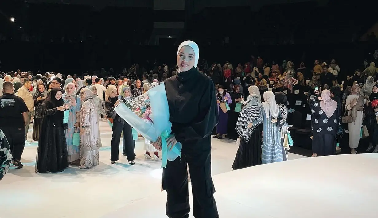 Pembalap cantik Alexandra Asmasoebrata tampil rock dengan busana dari Rani Hatta. Memadukan jumpsuit hitam dan boots [instagram/alexandra.asma]