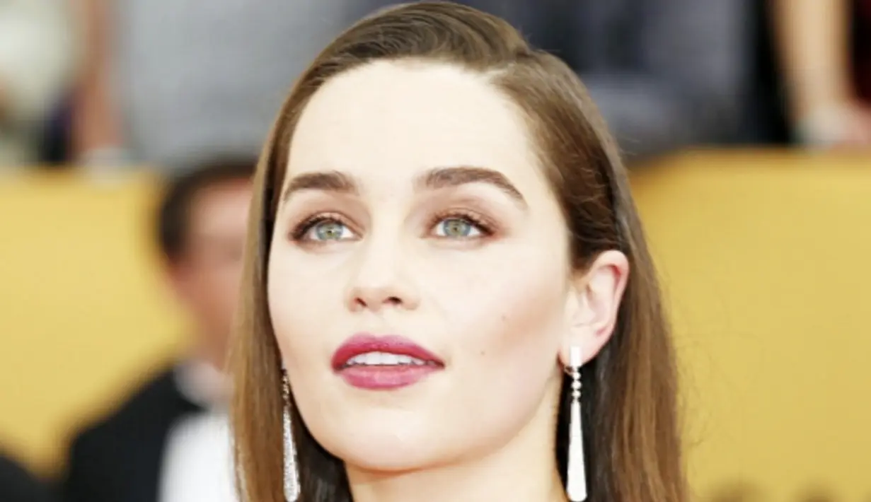 Emilia Clarke juga memiliki kondisi heterokromia sentral dengan kombinasi warna hijau keemasan di bagian dalam dan biru di lingkar luar mata.  [Foto: Instagram/ Emilia Clarke]