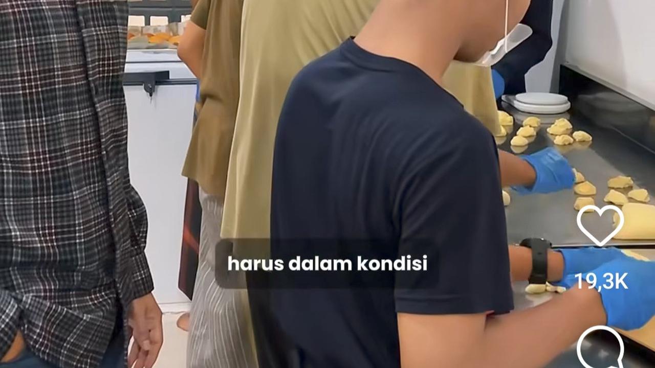 Potret Dhini Aminarti & Dimas Seto Grebek Anak-anaknya yang Sibuk Buat Donat, Adem Banget Sambil Dengar Murotal