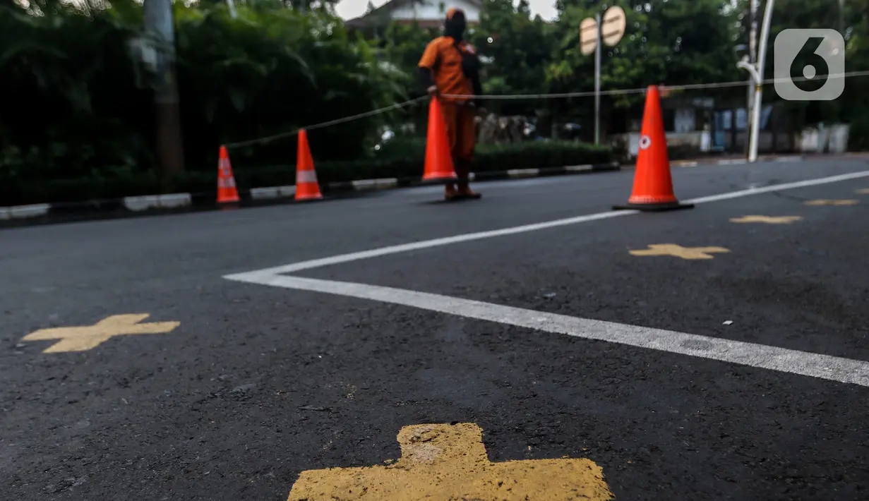 Petugas menutup area kawasan Taman Ayodya, Jalan Bulungan dan Mahakam, Jakarta, Rabu (23/9/2020). Penutupan jalan dilakukan agar masyarakat tidak berkumpul di area tersebut pada waktu malam hari dan menekan angka penularan virus corona COVID-19. (Liputan6.com/Johan Tallo)
