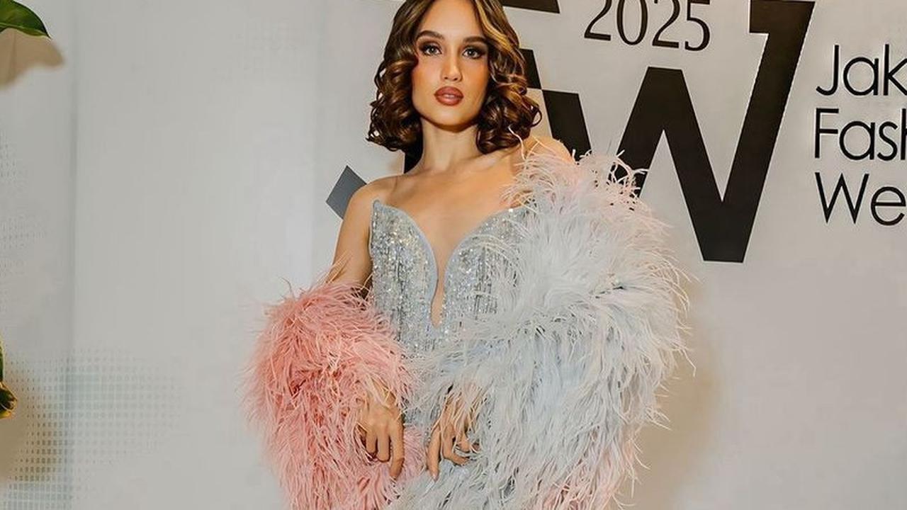 Gaya Stunning Cinta Laura Pakai Mantel Berbulu di JFW 2025, Cantiknya Bikin Gak Kedip