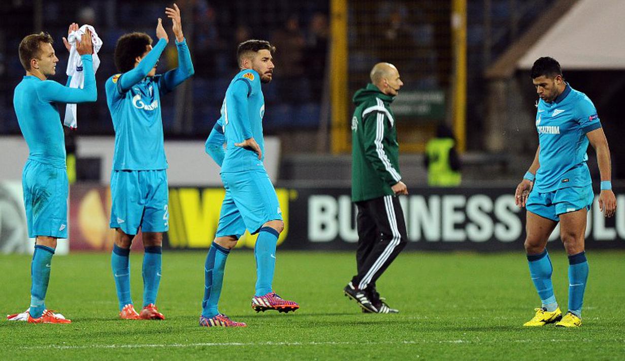 Para Penggawa Zenit St Petersburg memberikan apaluse kepada penonton yang setia mendukung selama  European League, Jumat (24/4/2015). (AFP)