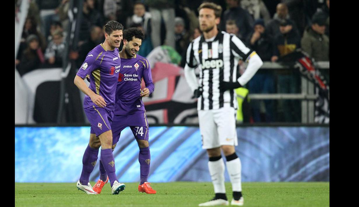 Gelandang Fiorentina, Mohamed Salah merayakan selebrasi  bersama Mario Gomez usai mencetak gol pada leg pertama Semifinal Coppa Italia di stadion Juventus, Turin, Italia (5/3/2015).  Fiorentina Menang 2-1 atas Juventus. (AFP PHOTO/Marco Bertorello)