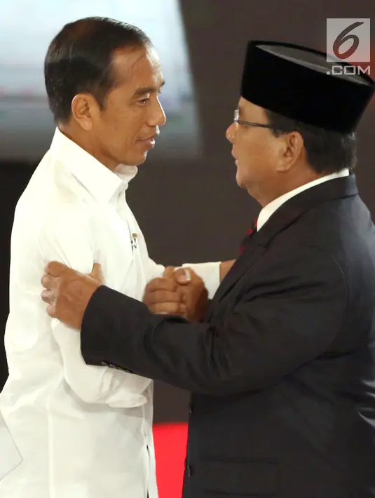 Capres no. urut 01 Joko Widodo atau Jokowi dan Capres no. urut 02 Prabowo Subianto berpelukan usai debat keempat Pilpres 2019 di Shangri-La Jakarta, Sabtu (30/3). Debat mengangkat tema tentang ideologi, pemerintahan, pertahanan dan keamanan, serta hubungan internasional.(Liputan6.com/JohanTallo)