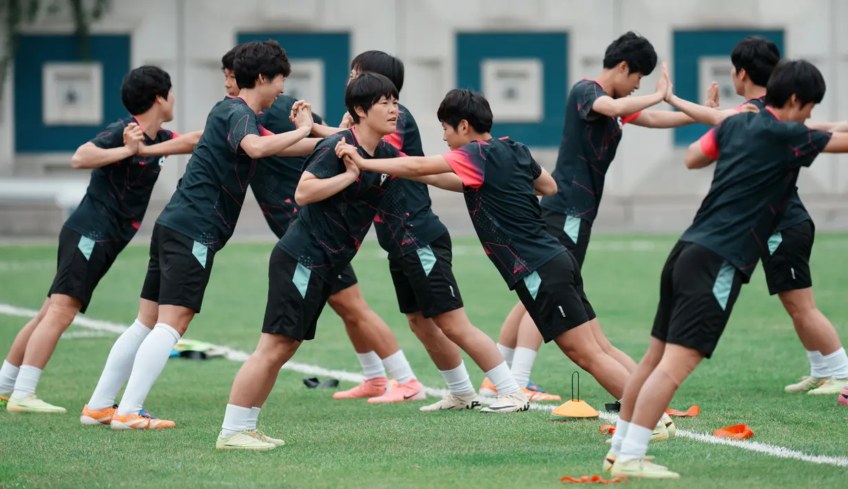 Naegohyang datang dengan kekuatan 27 pemain dan 12 staf. Mereka telah tiba di Korea Selatan melalui Bandara Internasional Incheon pada 17 Mei lalu. (AP Photo/Lee Jin-man)