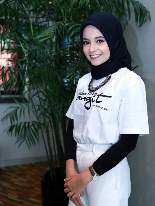 Lombok dikenal sebagai tempat wisata dengan keindahan lautnya, juga dikenal sebagai Pulau Seribu Masjid. Dalam filmnya, ia memerankan seorang murid pesantren. (Adrian Putra/Bintang.com)