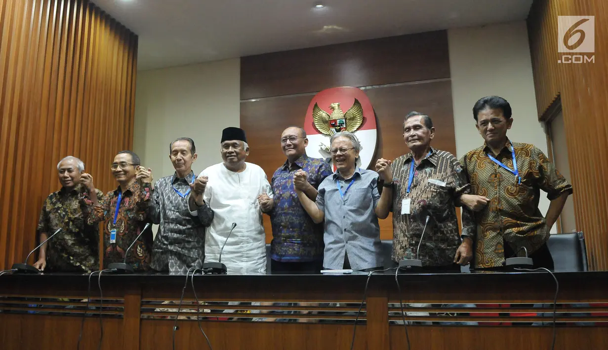 Mantan pimpinan KPK bersalam komando usai memberikan keterangan pers di Gedung KPK, Jakarta, Jumat (7/7). Keterangan pers terkait adanya pembentukan Pansus Hak Angket KPK oleh DPR yang menyikapi kasus dugaan korupsi E-KTP. (Liputan6.com/Helmi Afandi)