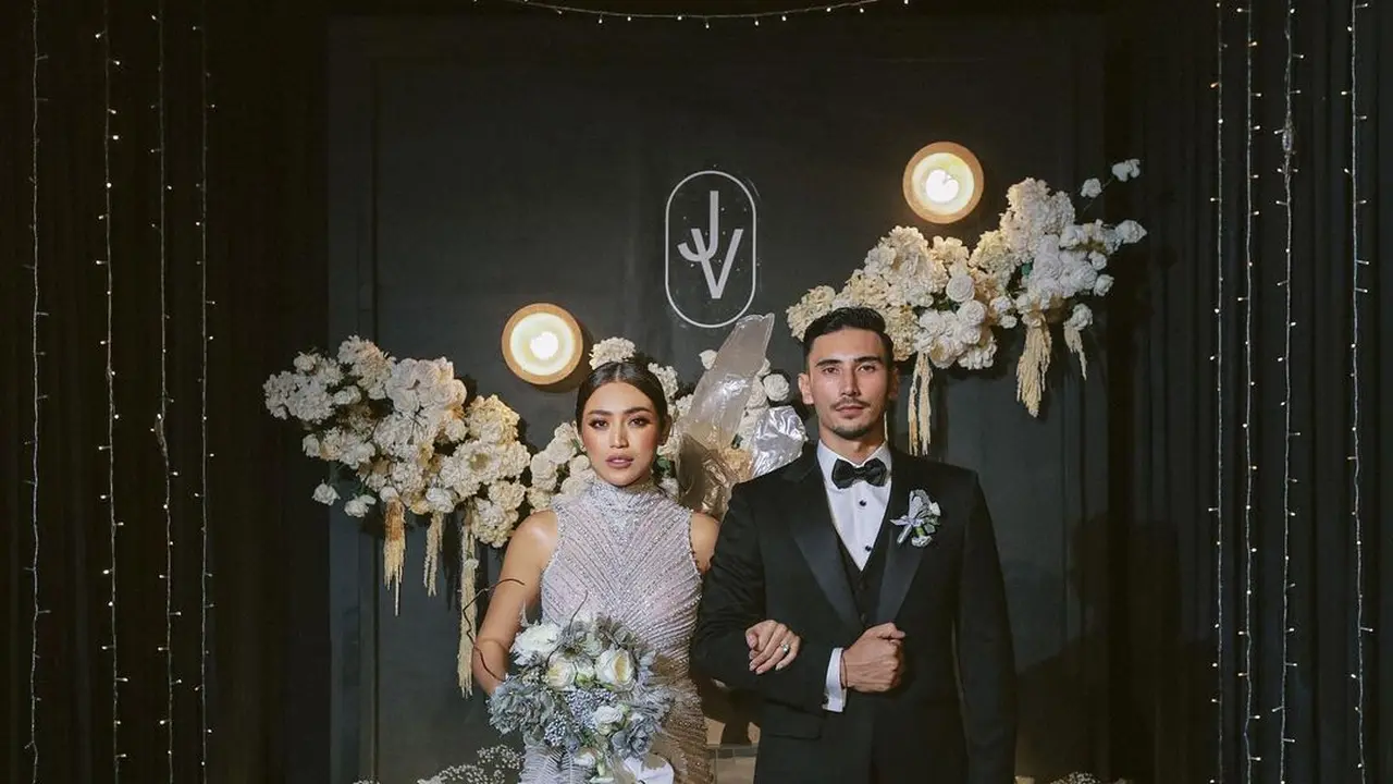 Tampil Glamor, Gaun Malam Jessica Iskandar Bertabur 30ribu Kristal