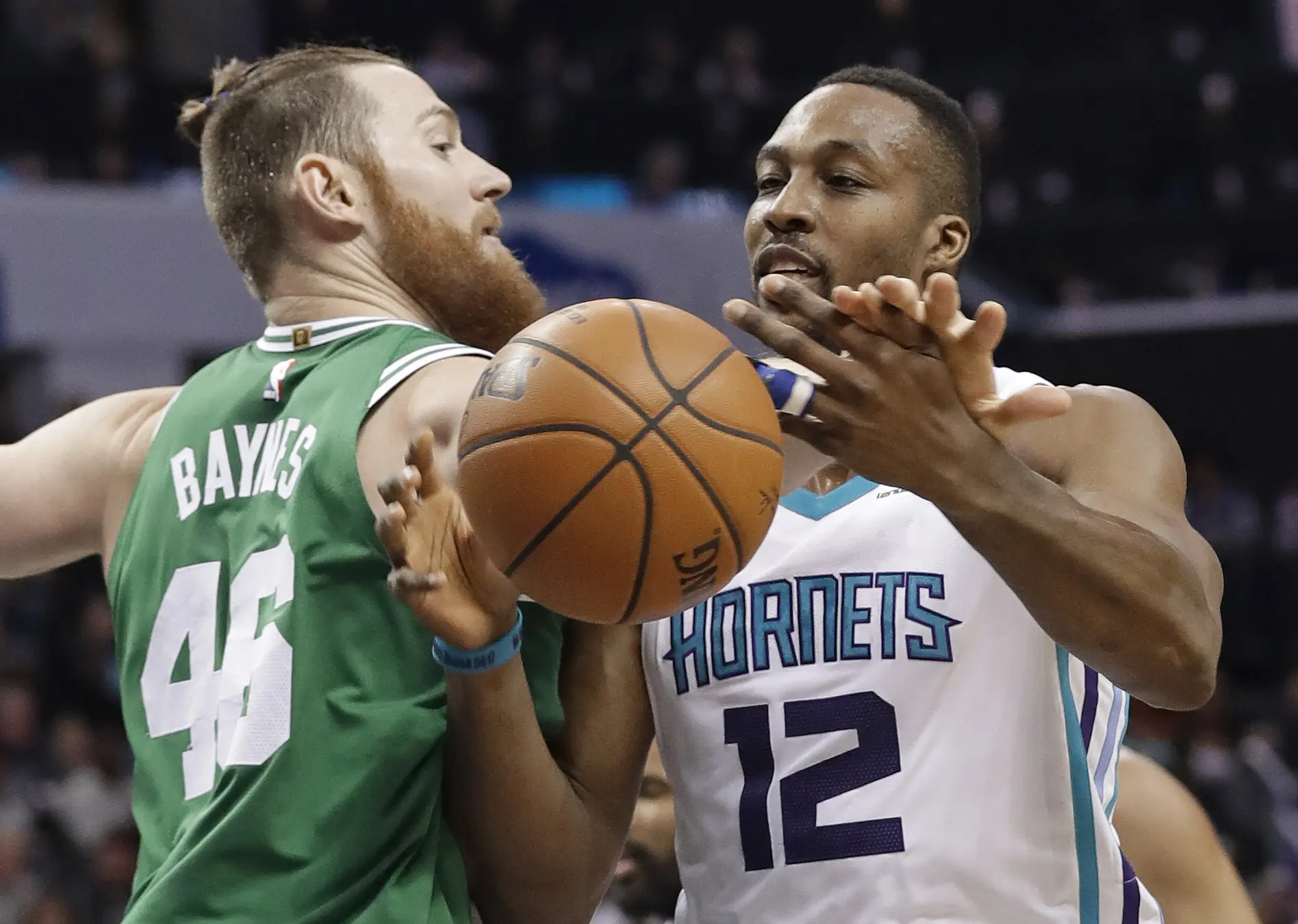 Center Celtics, Aron Baynes (kiri) berjuang keras hadapi hadangan pemain Hornets   (AP Photo/Chuck Burton)