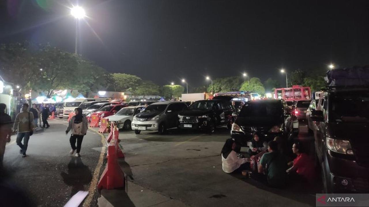 Ratusan Kendaraan Pemudik Padati Rest Area KM 57 Tol Cikampek Jelang Malam