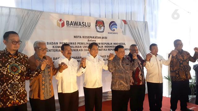 Penandatanganan Nota Kesepakatan Aksi oleh BAWASLU, KPU, dan Kemkominfo