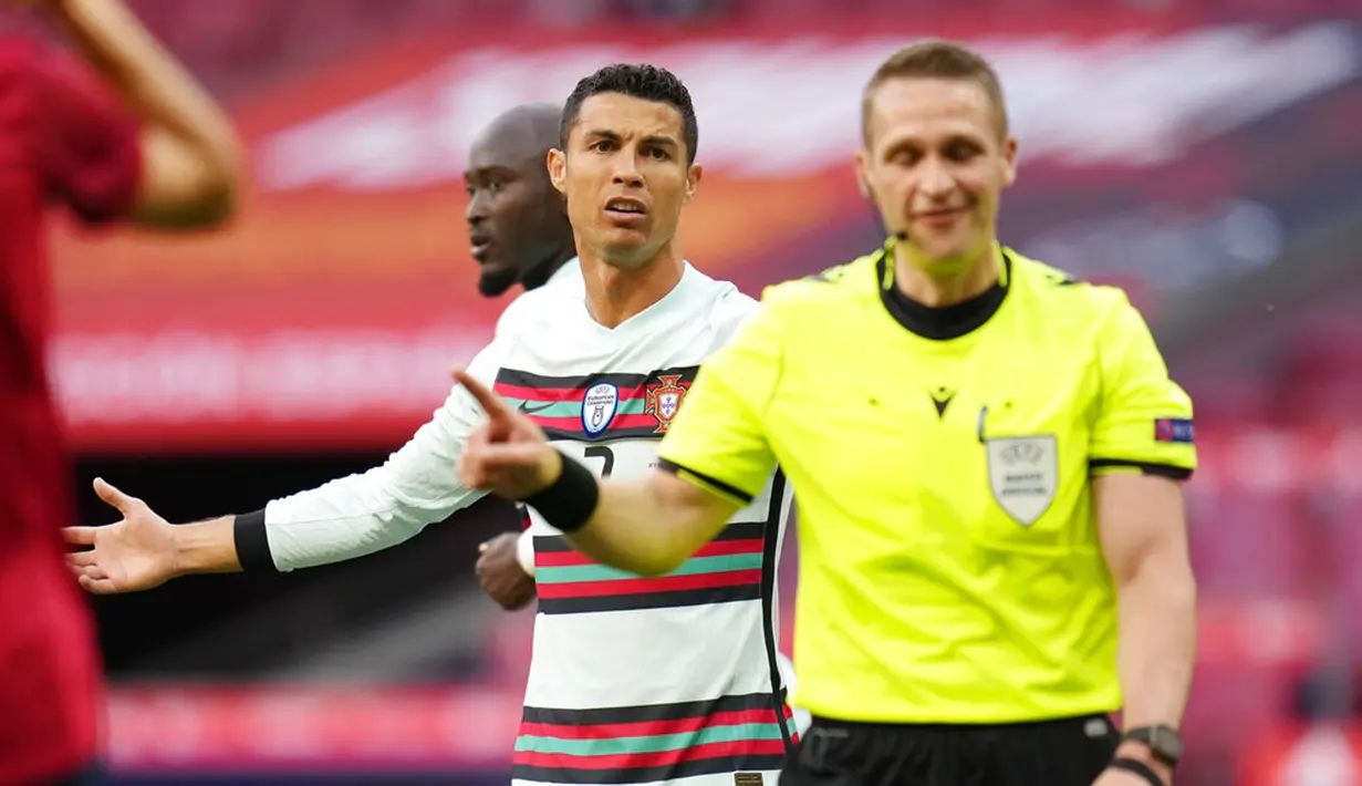 Pemain Portugal Cristiano Ronaldo mengadu kepada wasit saat melawan Spanyol pada pertandingan persahabatan internasional di Stadion Wanda Metropolitano, Madrid, Spanyol, Jumat (4/6/2021). Pertandingan berakhir dengan skor 0-0. (AP Photo/Manu Fernandez)