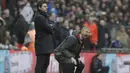 Ekspresi pelatih Arsenal, Arsene Wenger (kanan) memberikan arahan kepada anak asuhnya saat melawan Tottenham pada lanjutan Premier League di Wembley stadium, London, (10/2/2018). Tottenham menang tipis 1-0 atas Arsenal. (AP/Matt Dunham)