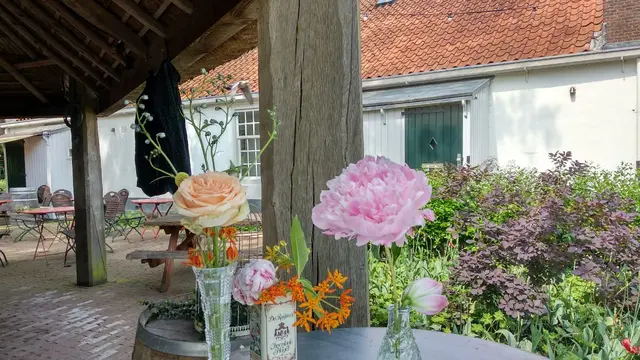 Vergulden Eeenhorn, penginapan di Amsterdam yang menempati rumah pertanian kuno dari tahun 1702