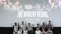 Acara ini sekaligus menandai dimulainya liga basket profesional tertinggi di Indonesia. Tampak dalam foto, perwakilan pemain Dewa United Banten dan Pelita Jaya Basketball berfoto bersama usai konferensi pers terkait dimulainya secara resmi musim kompetisi Indonesian Basketball League (IBL) GoPay 2026 di kawasan Senayan, Jakarta, Selasa (6/1/2026). (Bola.com/M Iqbal Ichsan)