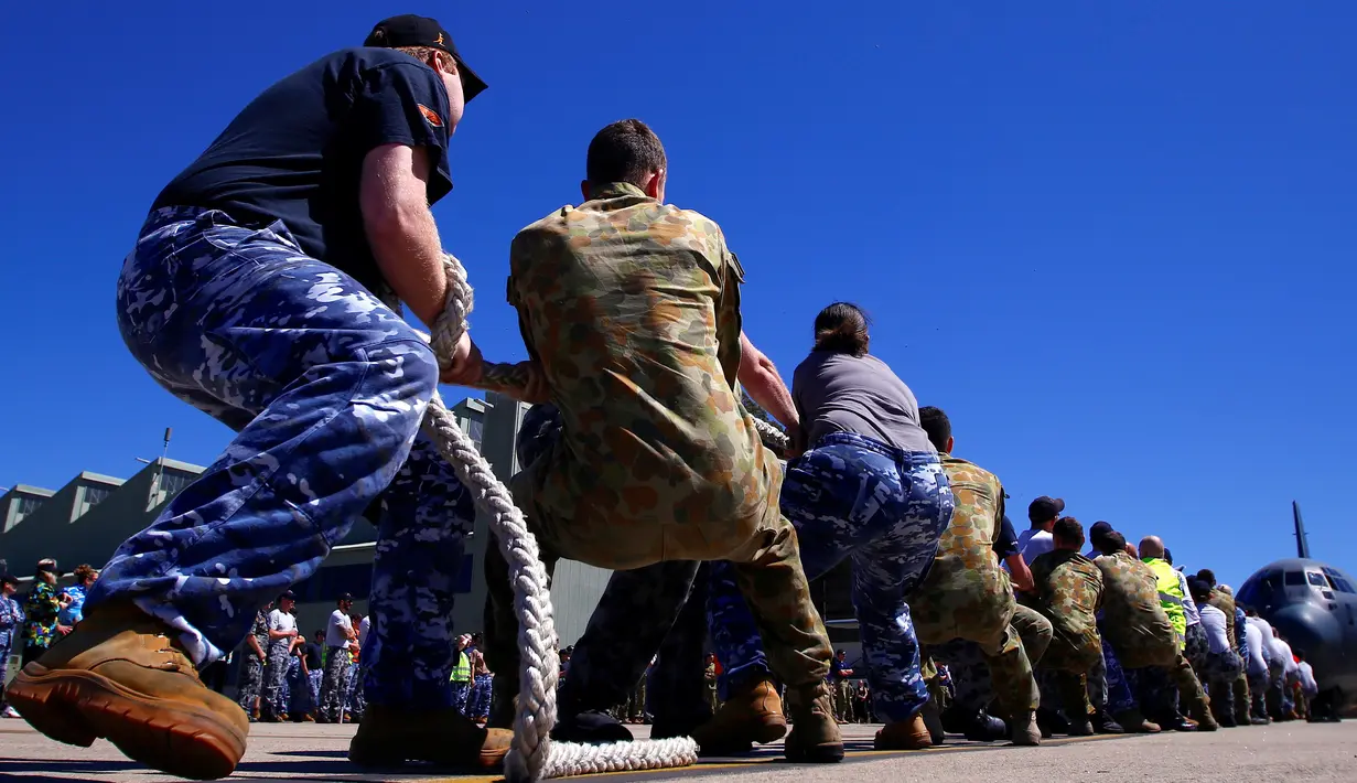 Semangat anggota Royal Australian Air Force menarik sebuah pesawat Hercules C-130J saat mengikuti lomba ketangkasan di Pangkalan Udara Richmond, Sydney (24/11). Lomba ini sebagai kegiatan melatih ketangkasan sekaligus kebersamaan. (REUTERS/David Gray)