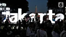 Ribuan warga berdatangan untuk menikmati perayaan malam puncak Hari Ulang Tahun (HUT) ke-498 kota Jakarta. (Liputan6.com/Angga Yuniar)