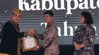 Penghargaan diserahkan oleh Wakil Menteri Kesehatan Dante Saksono Harbuwono kepada Pj Wali Kota Tarakan Dr. Bustan, S.E., M.Si., dalam acara Penganugerahan Penghargaan Program Keamanan Pangan Olahan Siap Saji (POSS) Tahun 2024 di Jakarta pada Selasa, 10 Desember 2024.