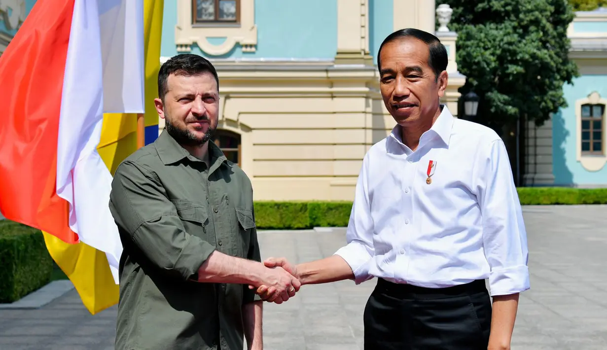 Presiden Joko Widodo atau Jokowi (kanan) bersalaman dengan Presiden Ukraina Volodymyr Zelenskyy (kiri) saat disambut setibanya di Istana Maryinsky, Kiev, Ukraina, Rabu (29/6/2022). Presiden Jokowi tiba sekitar pukul 15.00 waktu setempat. (Foto: Biro Pers Sekretariat Presiden)