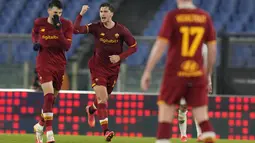 Bek AS Roma, Marash Kumbulla berselebrasi usai mencetak gol ke gawang Lecce pada pertandingan 16 besar Coppa Italia di stadion Olimpiade Roma, Jumat (21/1/2022). AS Roma selanjutnya akan menantang Inter Milan pada babak perempat final. (AP Photo/Alessandra Tarantino)
