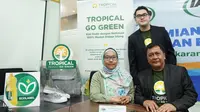 Kementerian Lingkungan Hidup dan Kehutanan (KLHK) memberikan apresiasi kepada produsen minyak goreng Tropical yaitu PT Bina Karya Prima (BKP) karena mampu mendaur ulang plastik menjadi sepatu dan tas. (Dok BKP)